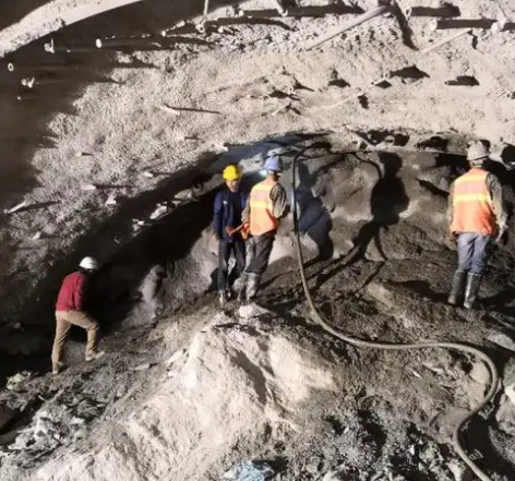 昂仁拱顶带模注浆料的施工流程及注意事项